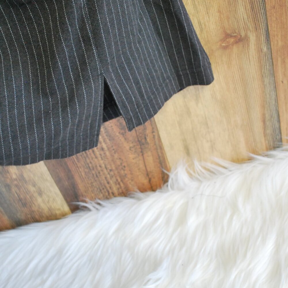 In Moda Dark Gray  with White Pin Stripe Mini Stretch Skirt Size 11 - Picture 3 of 5